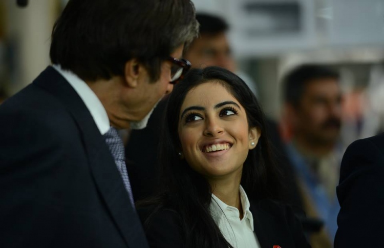 އަމީތާބުގެ އަންހެން ކާފަދަރި ވިޔަފާރީގެ ތެރެއަށް