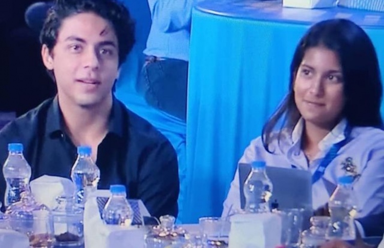 ޝާހްރުކާއި ޖޫހީގެ ކްރިކެޓް ޓީމަށް ދެ ތަރިންގެ ދަރިން