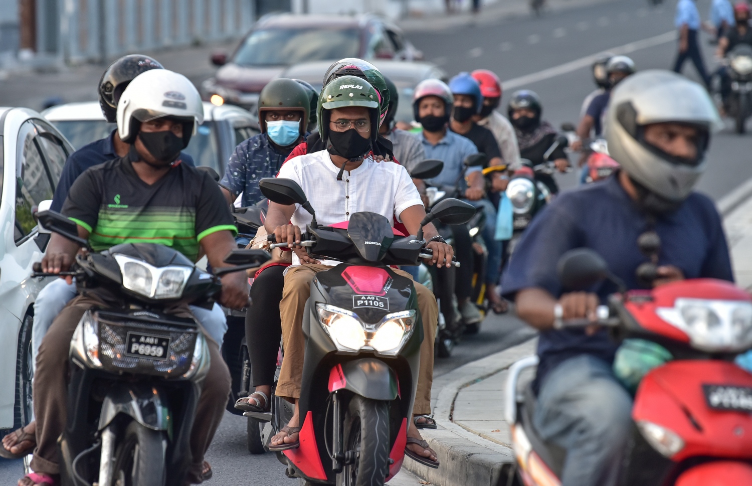 ބަޔަކު ސައިކަލްގައި ބްރިޖު ހުރަސްކުރަނީ: މިހާރު މާލޭގައި ވެސް ކޮވިޑަށް ރައްކާތެރިވުމުގެ ފިޔަވަޅުތަކަށް އަމަލުކުރޭތޯ ނުބަލާ.---ފޮޓޯ: ނިޝާން އަލީ/މިހާރު