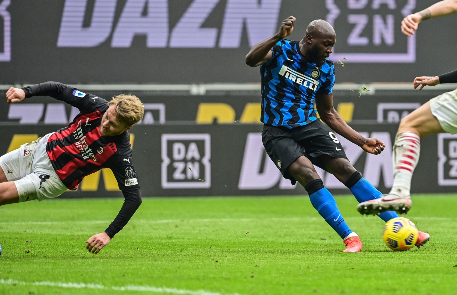 އިންޓަގެ ލުކާކޫ (ކ) މިލާން ގޯލަށް ބޯޅަ ފޮނުވާލަނީ.-- ފޮޓޯ: އޭއެފްޕީ