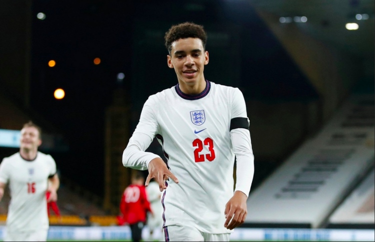 އިންގްލެންޑަށް ނޫނެކޭ ބުނެ މުސިއާލާ ޖަރުމަނަށް