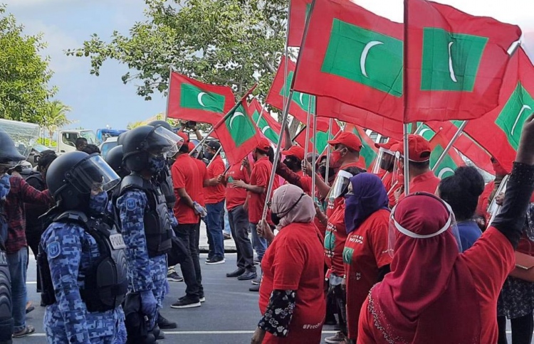 "ސިއްހީ ކުއްލި ނުރައްކަލުގެ ނާޖާއިޒް ފައިދާ އެބަނަގާ"
