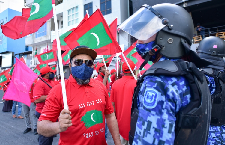 އިންޑިއާ އައުޓް ބޮޑު ހަރަކާތް ނުބޭއްވޭނެކަން އަންގައިފި