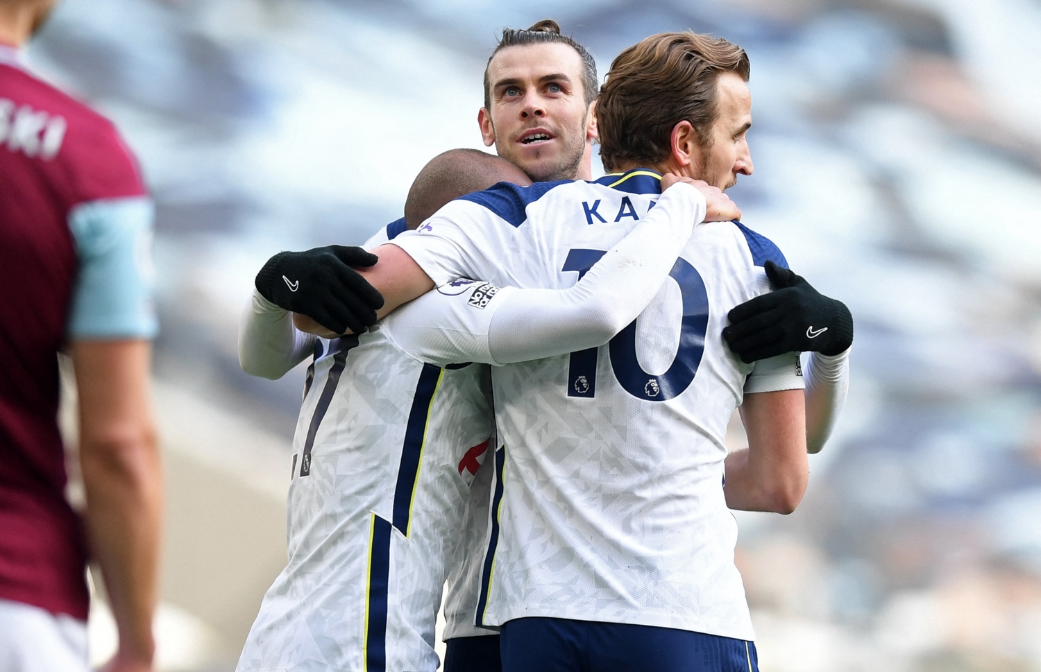 ގަރެތު ބޭލް (މ) ލަނޑު ޖެހުމަށް ފަހު ޓޮޓެންހަމްގެ ކޭން (ކ) އާއި ލޫކަސް މޯރާ (ވ)އާ އެކު އުފާފާޅުކުރަނީ.-- ފޮޓޯ: އޭއެފްޕީ