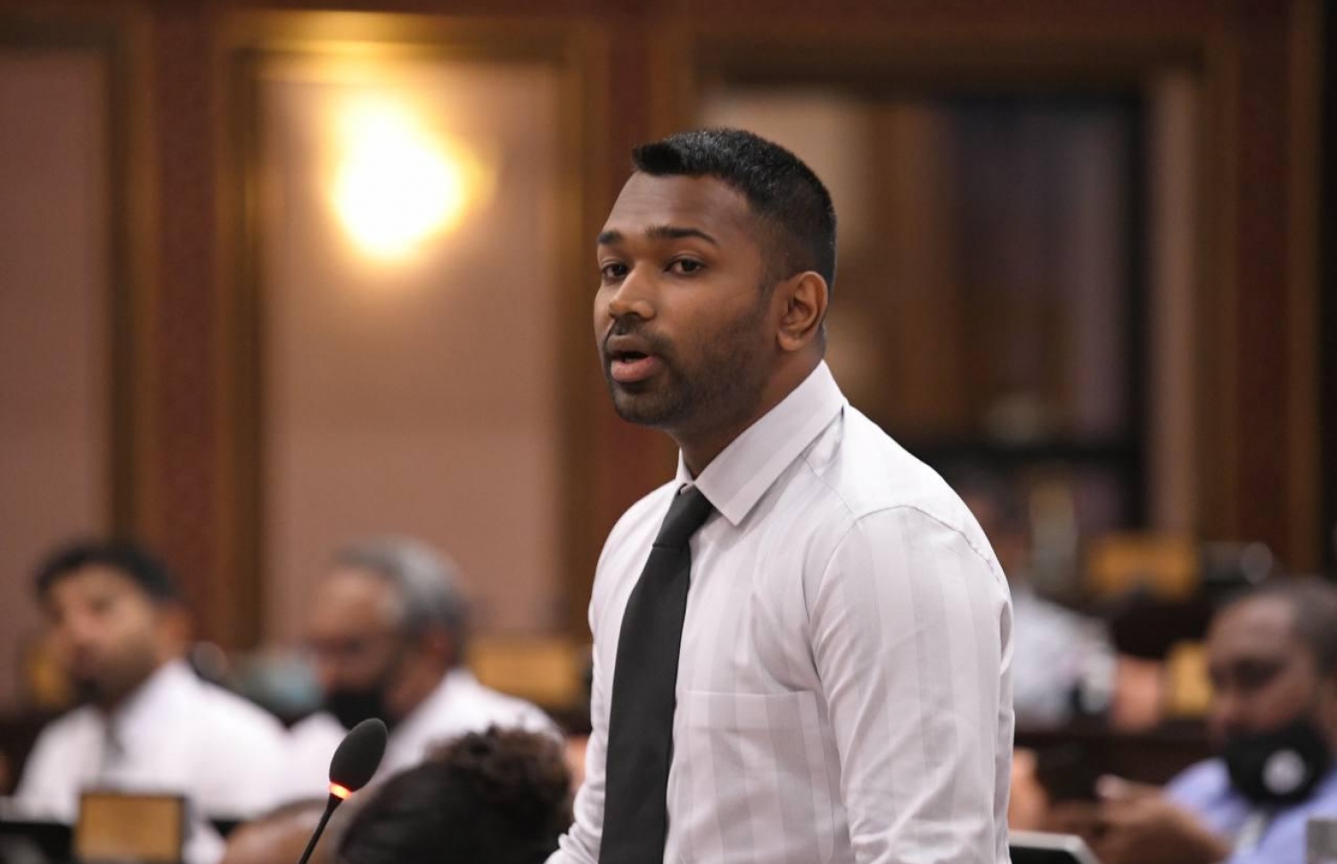 ގަލޮޅު އުތުރު ދާއިރާގެ މެމްބަރު މީކާއީލް އަހުމަދު ނަސީމް މަޖިލީހުގެ ޖަލްސާއެއްގައި ވާހަކަ ދައްކަވަނީ. އެމްޑީޕީގެ ޕީޖީ ގްރޫޕަށް އޭނާ ފާޑުވިދާޅުވި