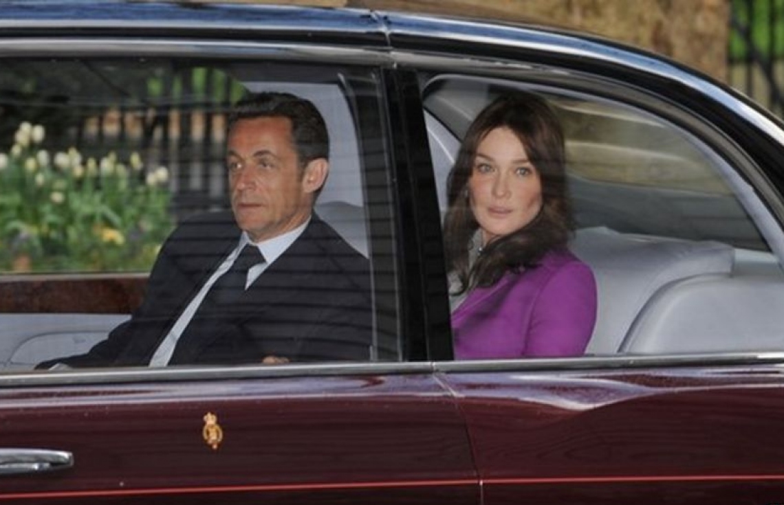 ފްރާންސްގެ ކުރީގެ ރައީސް ނިކޮލަސް ސަރުކޯޒީ އާއި އަނބިކަނބަލުން ބްރޫނީ. --ފޮޓޯ:ގެޓީ އިމޭޖަސް