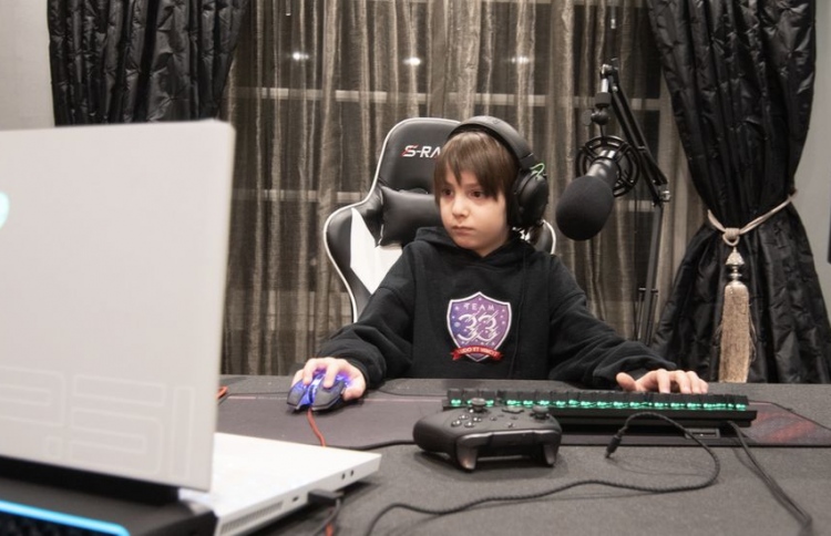 ފޯޓްނައިޓް ޓީމެއްގެ ކޮންޓްރެކްޓެއް 8 އަހަރުގެ ކުއްޖަކަށް