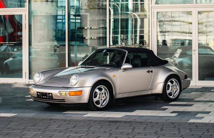 މެރަޑޯނާ ދުއްވި ކާރެއް ނީލަންކިޔަނީ