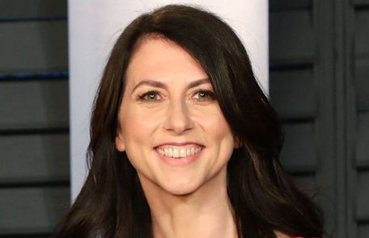 ބިލިއަނަރު މެކެންޒީ ކައިވެނި ކުރީ ސައެންސް ޓީޗަރަކާ