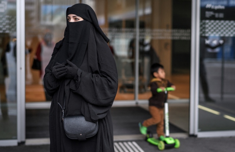 ޝަރުއީދާއިރާގެ މުވައްޒަފުންނަށް މޫނު ބުރުގާ ހުއްދަކޮށްފި