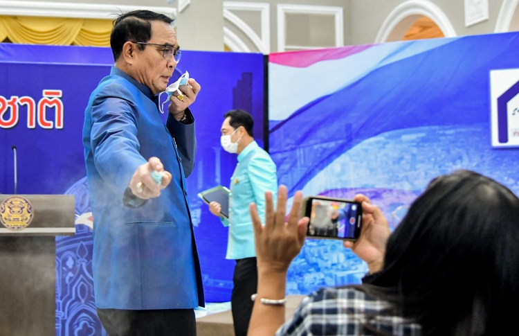 ތައި ބޮޑުވަޒީރު ނޫސްވެރިން ގަޔަށް ސެނިޓައިޒާ ޖަހައިފި