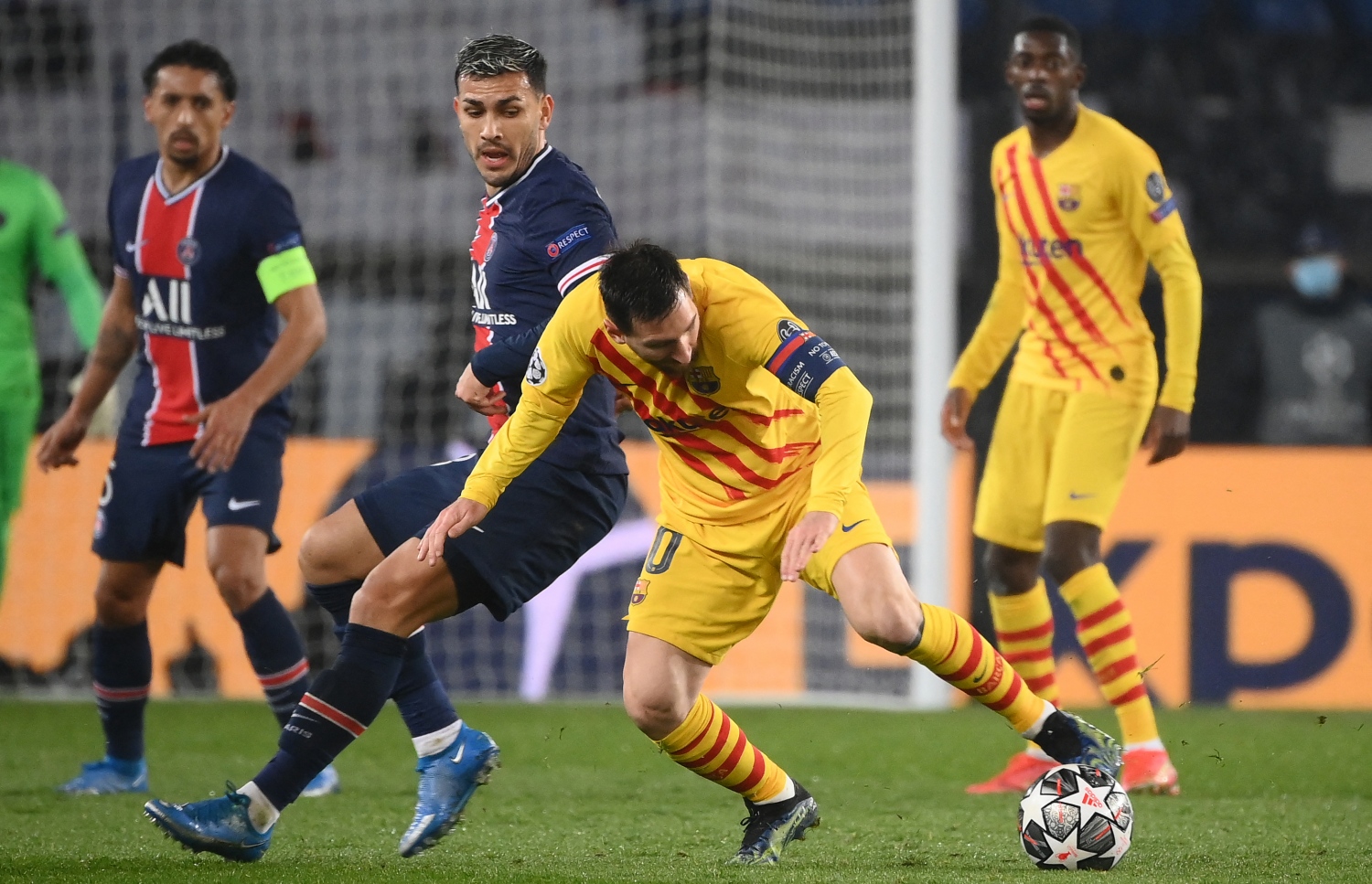 ޕީއެސްޖީގެ ޕަރޭޑޭސް (ވ) ކައިރިން ބޯޅަ ހިފައިގެންދާން މެސީ މަސައްކަތްކުރަނީ.-- ފޮޓޯ: އޭއެފްޕީ