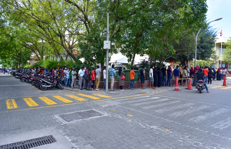 ވެކްސިން ޖަހާ މީހުން ކުއްލިއަކަށް ގިނަވެ ބޮޑު ކިއޫއެއް