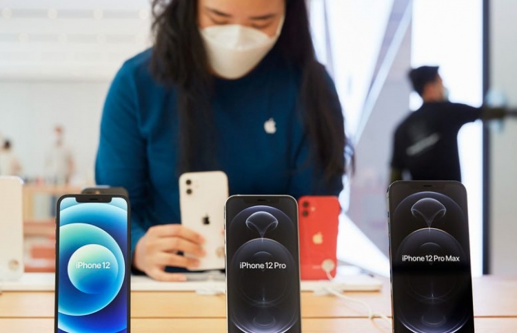 ޗާޖަރު ނުދިނުމުން އެޕަލް އަށް ދެ މިލިއަންގެ ޖޫރިމަނާއެއް