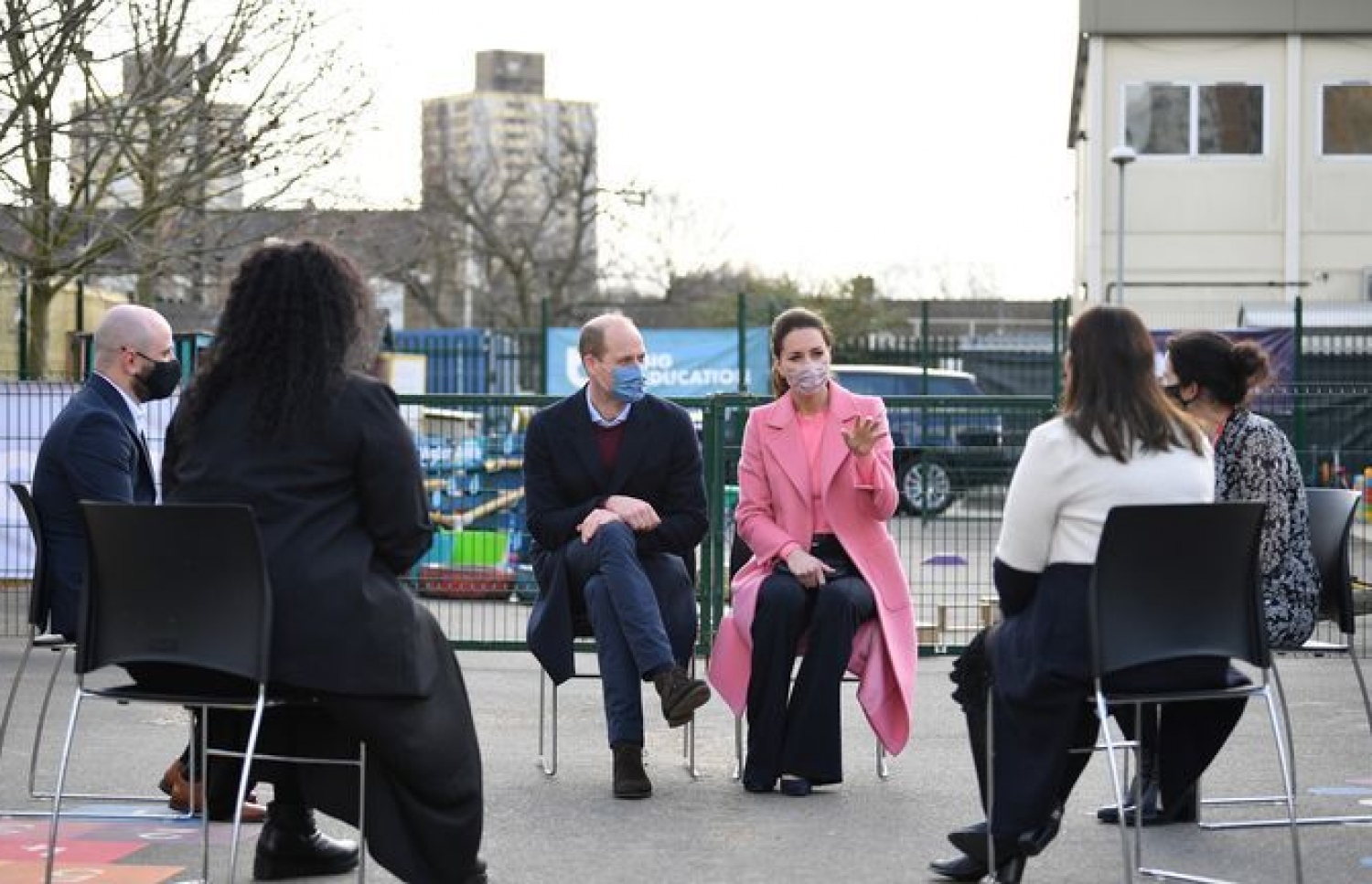 ވިލިއަމާއި ކޭޓް ބުރާސްފަތި ދުވަހު ސްޓްރެޓްފޯޑްގެ ސްކޫލެއްގެ ވެރިންތަކަކާ އެކު.