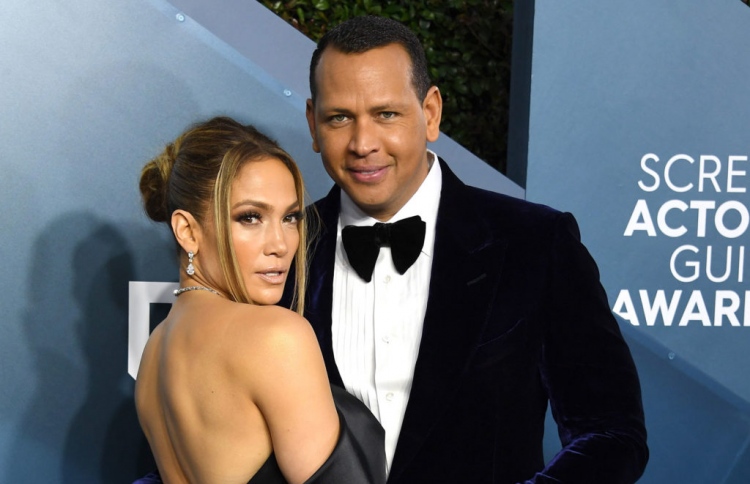 ޖެނިފާ ލޮޕޭޒާއި އެލެކްސްގެ އެންގޭޖްމަންޓް ރޫޅާލައިފި!