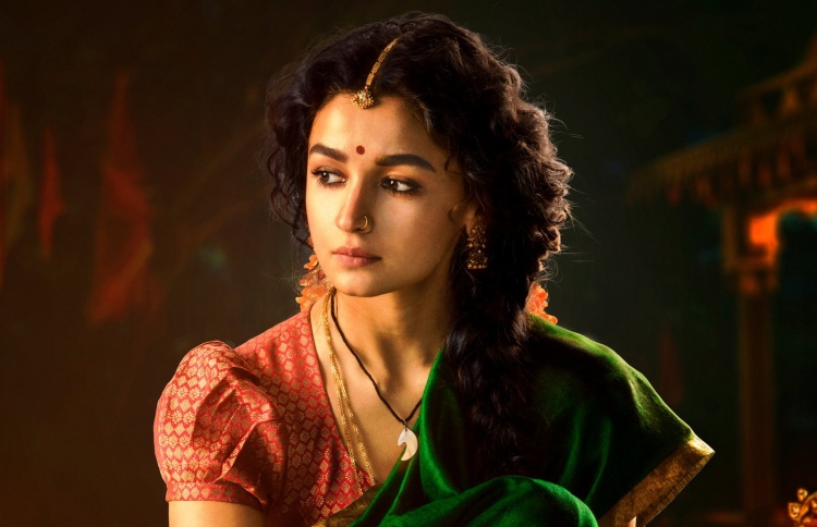 އާލިއާ "އާރްއާރްއާރް" ގައި ފެންނާނެ ގޮތް ދައްކާލައިފި