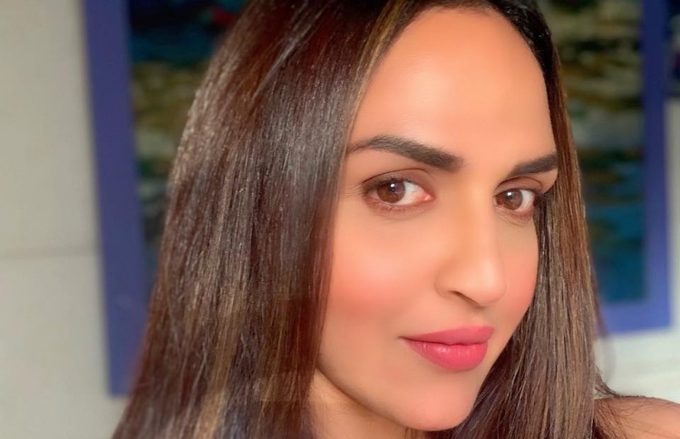 މިހާރު ފިލްމު ލިބޭ، އެއް ފިލްމު ނިންމައިފިން: އީޝާ