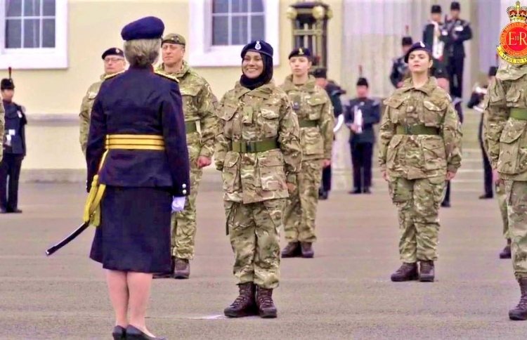 ޔޫކޭގެ އަސްކަރީ ކޯހަކުން ރާއްޖޭގެ އޮފިސަރަކަށް އެއްވަނަ