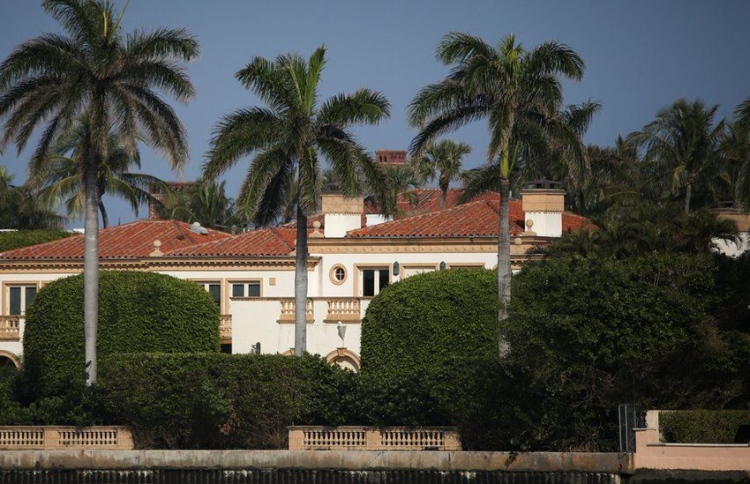 ޓްރަމްޕް ދިރިއުޅުއްވާ ގެކޮޅުގައި ކޮވިޑް ފެތުރެނީ