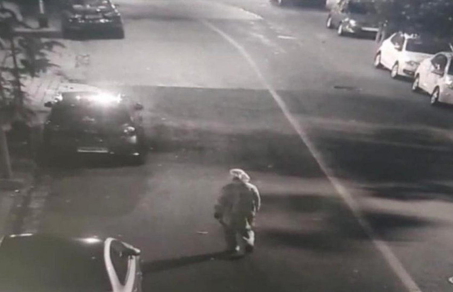 މުކޭޝް އަަމްބާނީގެ ގެ ކައިރީގައި ގޮވާ އެއްޗެހި އަޅާފައި އޮތް ކާރުން ފައިބައިގެން މީހަކު ހިނގާފައި ދަނީ