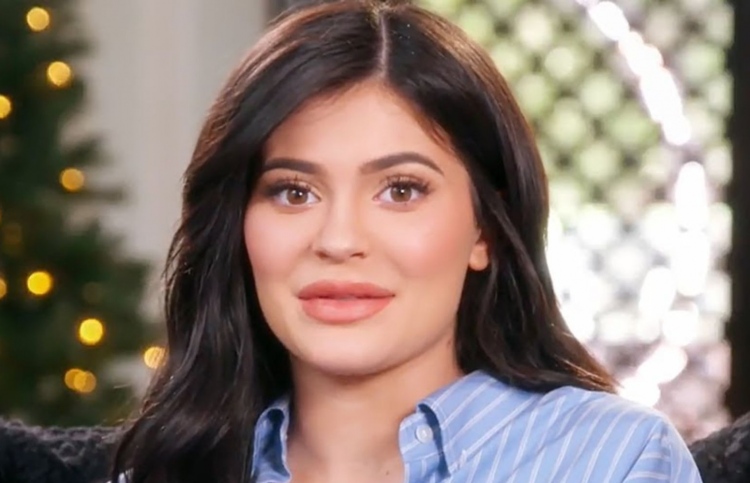 މީހަކަށް އެހީވާން އެދުމުން ކައިލީ އަށް ފާޑުކިޔަނީ