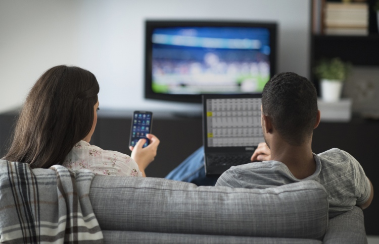 އެއް ދުވަހަށް ސްކްރީނާ ދުރުވެގެން 2،400 ޑޮލަރު