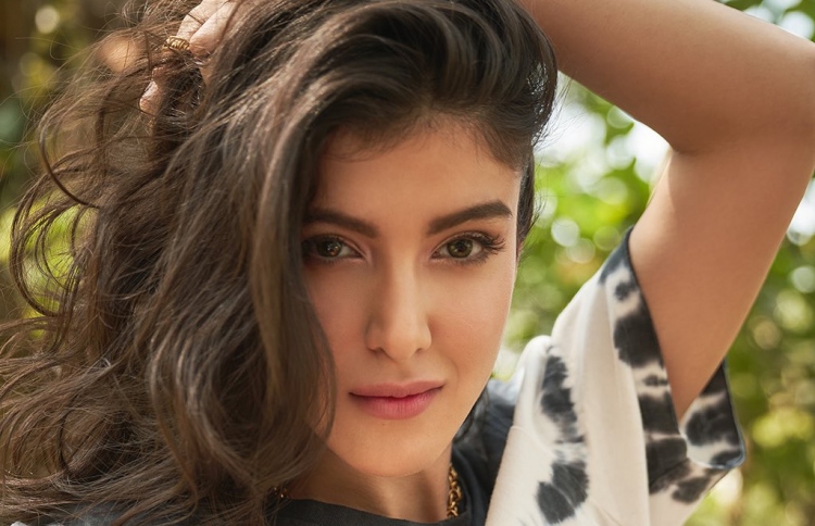 ސަންޖޭގެ ދަރިފުޅު ޝަނާޔާގެ ފުރަތަމަ ފިލްމު ޖުލައިގައި