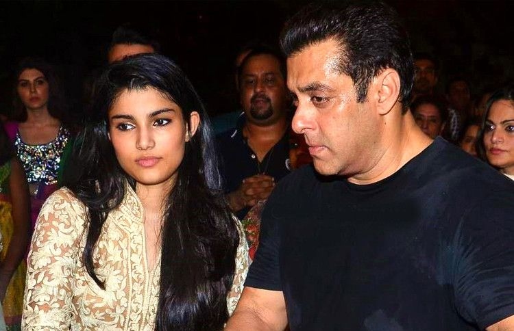 ސަނީގެ ދަރިފުޅާ އެކު ސަލްމާން އާއިލާ އިން އަލިޒޭ