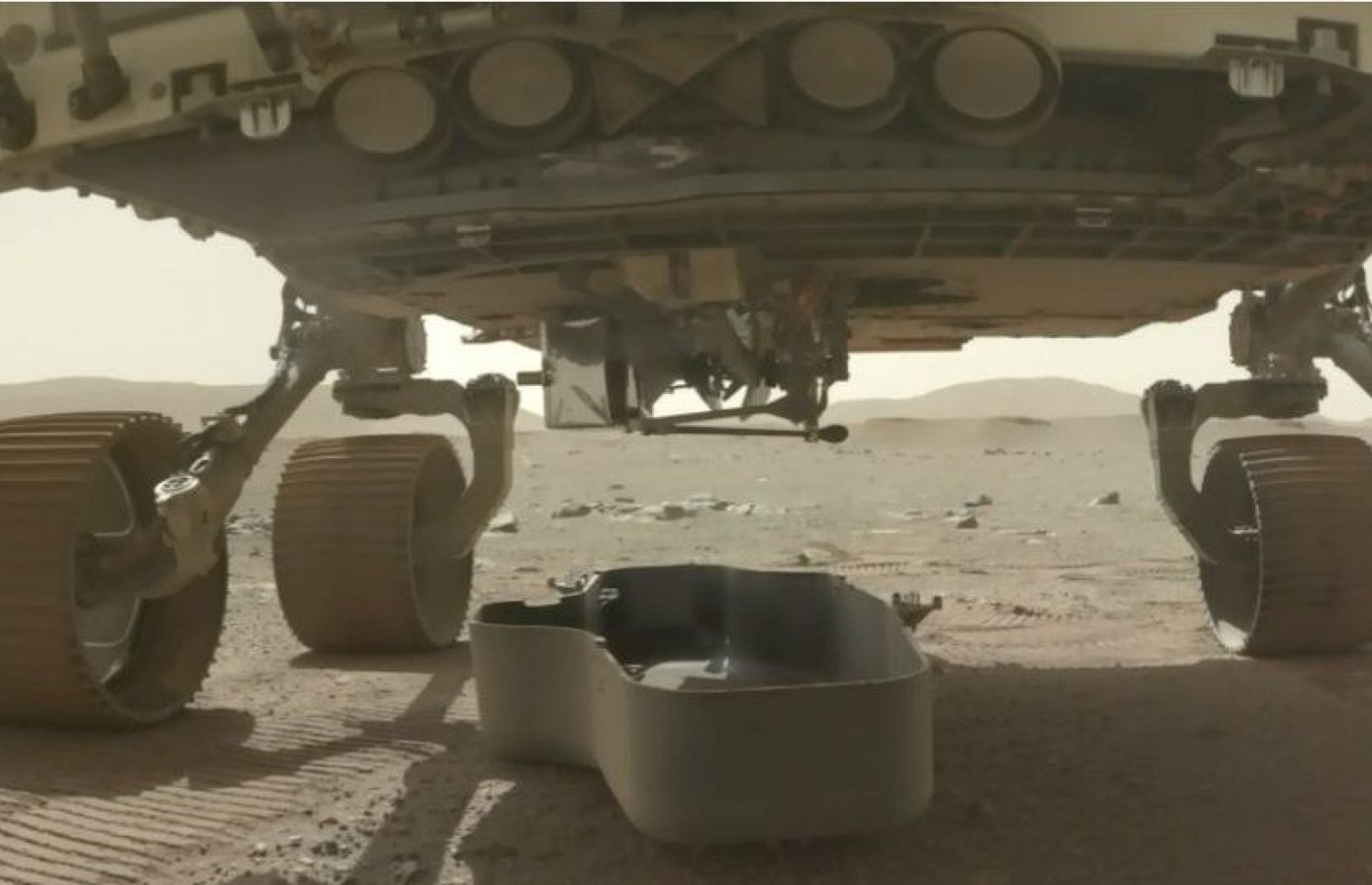 ޕާސަވިއަރެންސްގެ ދަށުގައި ހަރުކޮށްފައި އޮތް ހެލިކޮޕްޓަރުގެ ހިމާޔަތަށް ލީ ކަވަރު ނައްޓާލައި، މާސްގެ ބިމަށް ދޫކޮށްލާފައި