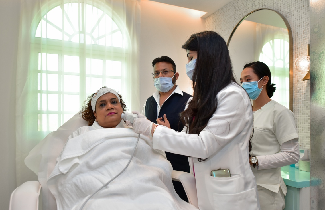 މާލެ: މާޗް 29، 2021: ނަދާ ކްލިނިކް އިން ދޭ ހިދުމަތެއްގެ ޑެމޯ ދައްކާލަނީ: ދުނިޔޭގެ ބާޒާރުގައި މިވަގުތު ލިބެންހުރި އެންމެ އެޑްވާންސް އެސްތެޓިކްސް، ކޮސްމަޓޮލޮޖީ އަދި ރީޖުވެނޭޝަންގެ ހިދުމަތްތައް ލިބޭނެ.-- ފޮޓޯ: އަހުމަދު އަވްޝަން އިލްޔާސް /މިހާރު