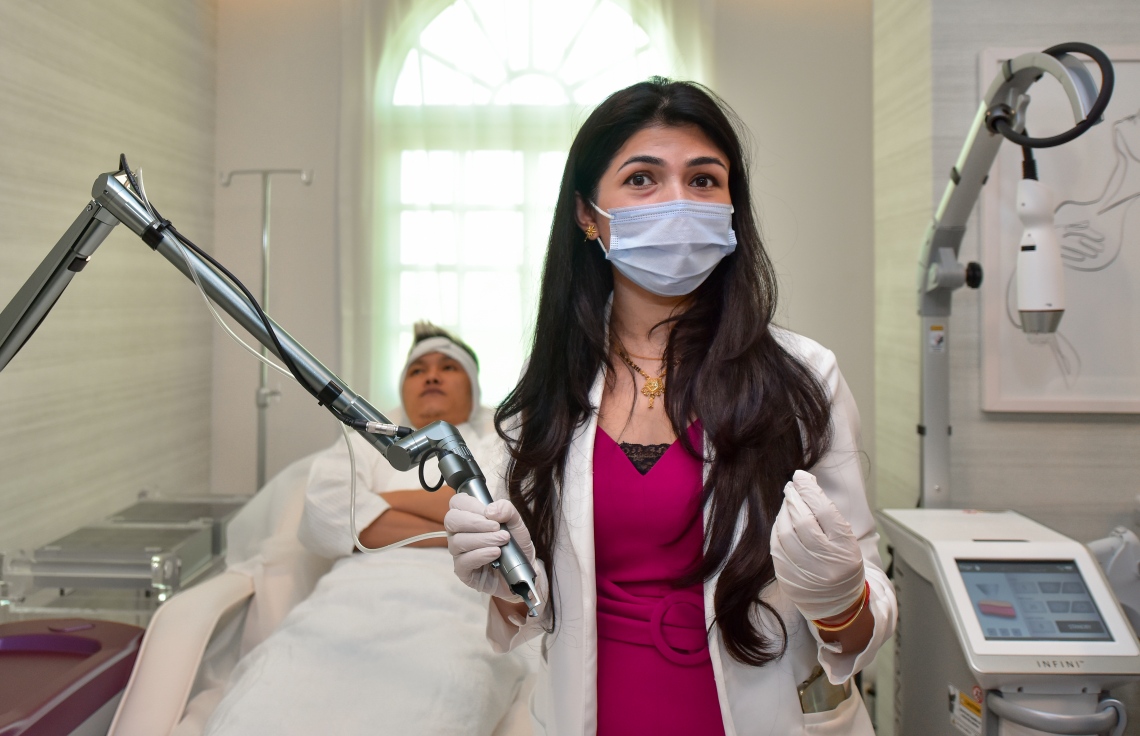 މާލެ: މާޗް 29، 2021: ނަދާ ކްލިނިކް އިން ދޭ ހިދުމަތެއްގެ ޑެމޯ ދައްކާލަނީ: ދުނިޔޭގެ ބާޒާރުގައި މިވަގުތު ލިބެންހުރި އެންމެ އެޑްވާންސް އެސްތެޓިކްސް، ކޮސްމަޓޮލޮޖީ އަދި ރީޖުވެނޭޝަންގެ ހިދުމަތްތައް ލިބޭނެ.-- ފޮޓޯ: އަހުމަދު އަވްޝަން އިލްޔާސް /މިހާރު