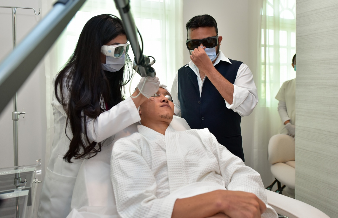 މާލެ: މާޗް 29، 2021: ނަދާ ކްލިނިކް އިން ދޭ ހިދުމަތެއްގެ ޑެމޯ ދައްކާލަނީ. ހަންގަޑު އޮމާންކޮށްކުރުމަށް ހާއްސަ ޓްރީޓްމެންޓެއް ދެނީ: ދުނިޔޭގެ ބާޒާރުގައި މިވަގުތު ލިބެންހުރި އެންމެ އެޑްވާންސް އެސްތެޓިކްސް، ކޮސްމަޓޮލޮޖީ އަދި ރީޖުވެނޭޝަންގެ ހިދުމަތްތައް ލިބޭނެ.-- ފޮޓޯ: އަހުމަދު އަވްޝަން އިލްޔާސް /މިހާރު