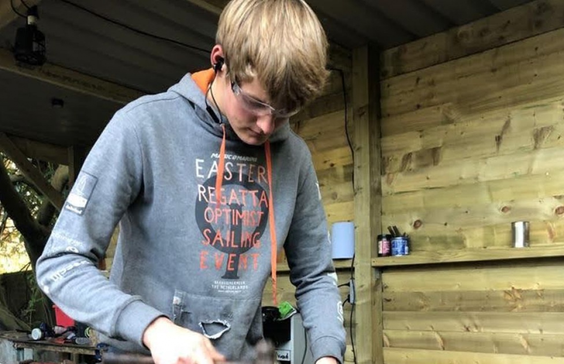 އުމުރުން 17، އަތްކަންކުރުމުގައި ބާރަށް ކުރިއަށް