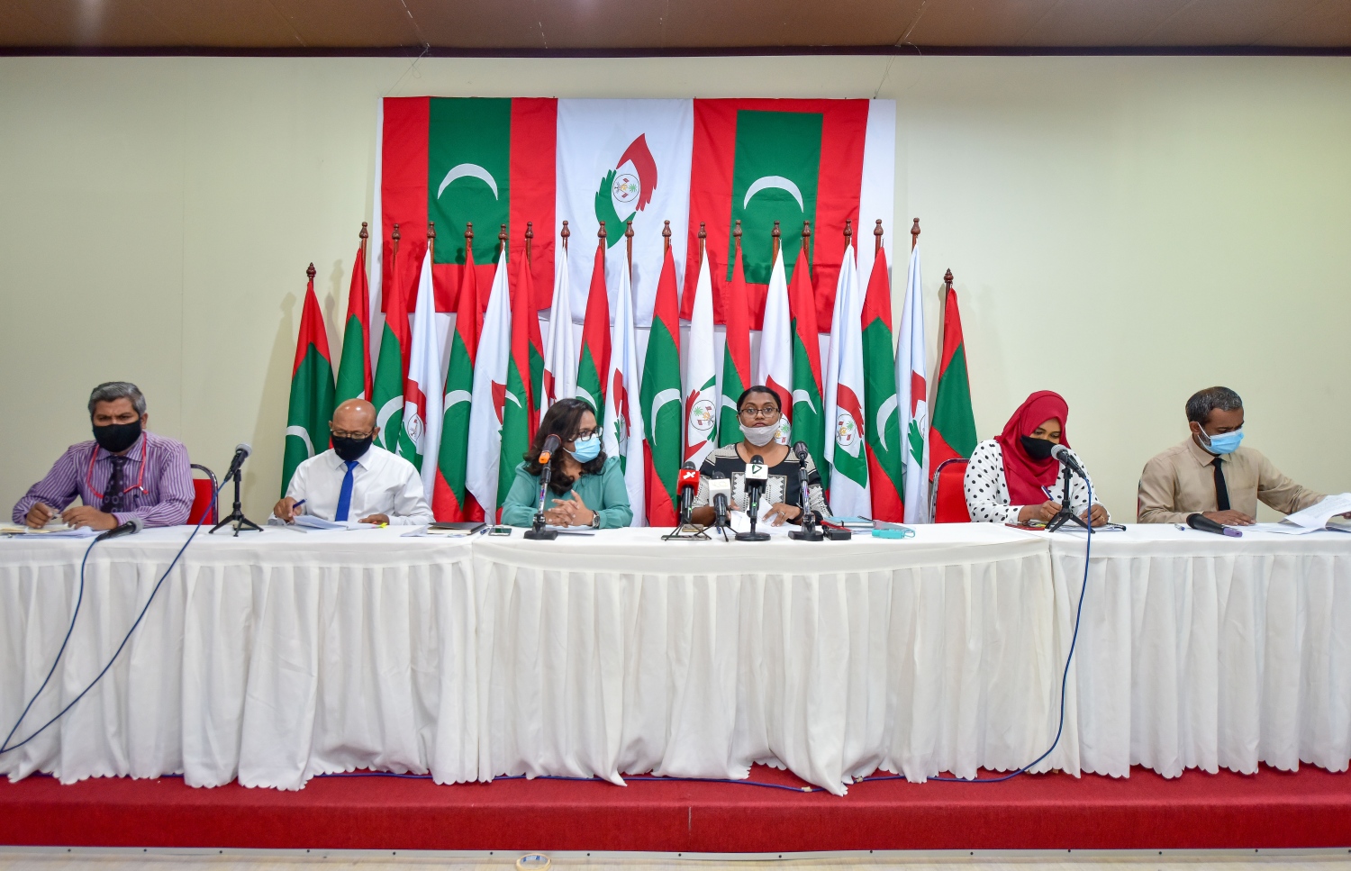 އޭސީސީން މިިދިޔަ މާޗު މަހު ބޭއްވި ނިއުސް ކޮންފަރެންސްގައި އެ ކޮމިޝަންގެ މެމްބަރުން ބައިވެރިވެވަޑައިގަންނަވަނީ.-- ފޮޓޯ: ނިޝާން އަލީ/ މިހާރު