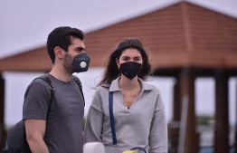 މި މަހުގެ އެއް ލައްކަ ވަނަ ޓޫރިސްޓު ހަނާ އާއި އޭނާގެ ފިރިމީހާ: ދެމަފިރިން ތިބީ ވަރަށް އުފަލުން -- ފޮޓޯ: މިހާރު