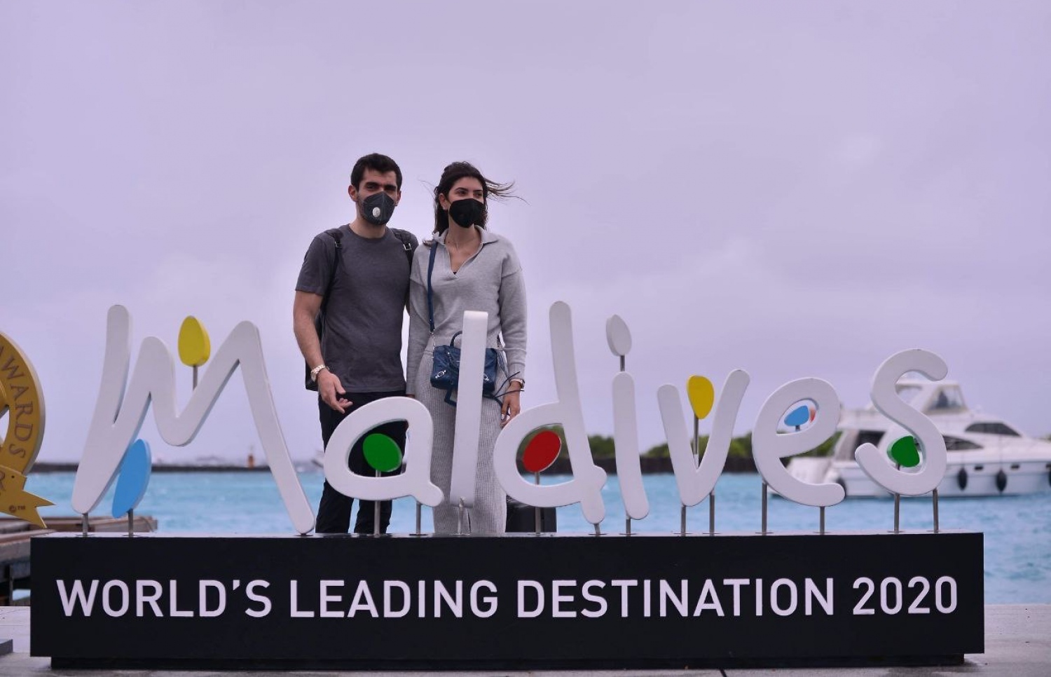 ހަނާ އާއި އޭނާގެ ފިރިމީހާ ފޮޓޯއަކަށް ހުއްޓިލައިގެން: އަދިވެސް ރާއްޖެއަށް އަންނާނެ ކަމަށް ބުނި