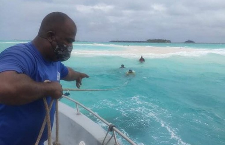 ފިނޮޅެއްގައި ހާލުގަ ޖެހިފައި ތިބި ބަޔަކު ސަލާމަތްކޮށްފި