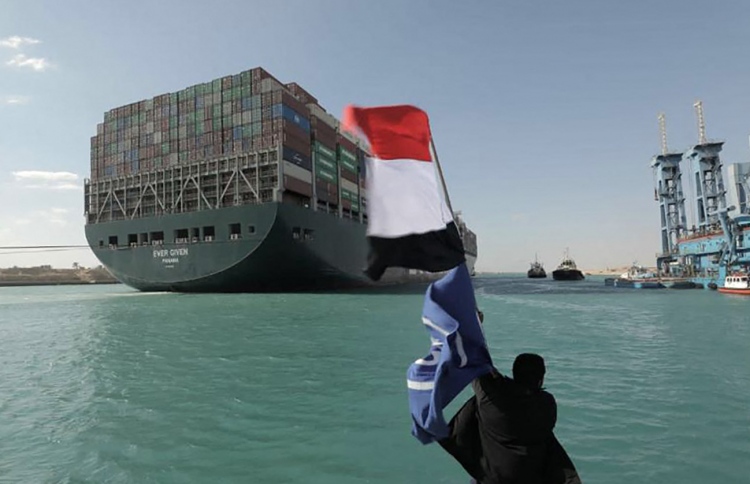 ސުއޭޒް ކެނަލްގައި ބޯޓު ހުރަސްވި ގޮތް ތަހުގީގު ކުރަނީ