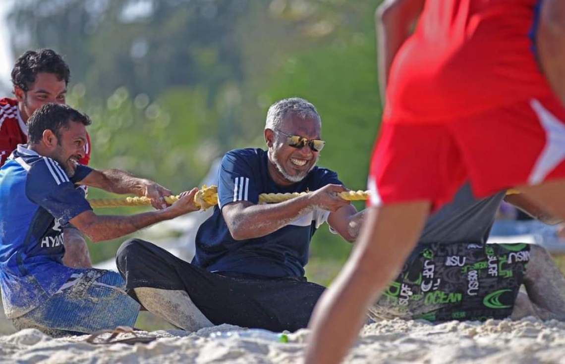 މާލޭގެ މޭޔަރުކަމަށް ވާދަކުރައްވާ ޑރ. މުހައްމަދު މުއިއްޒު، ބަޔަކާ އެކު ވާދަމަނީ.