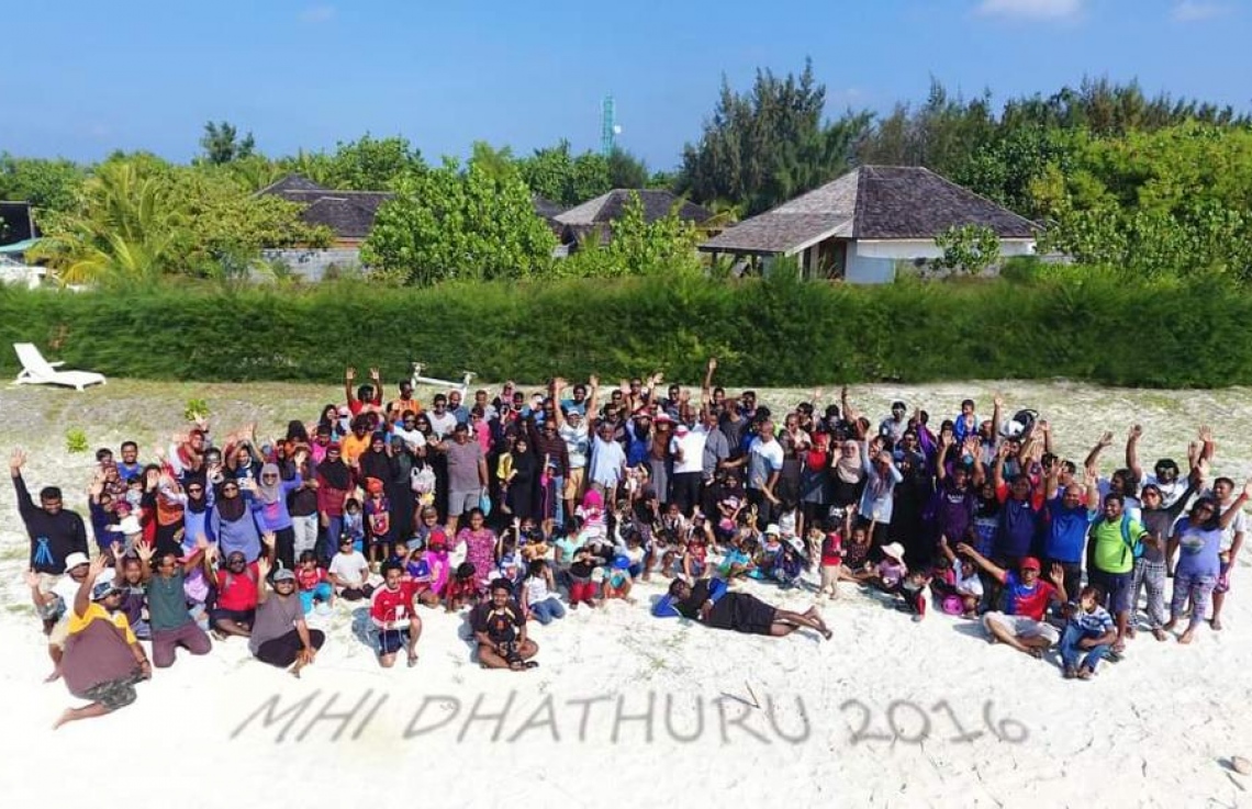 މާލެ: އޭޕްރިލް 1، 2021: ޑރ.މުހައްމަދު މުއިއްޒު 2016 ވަނަ އަހަރު ހައުސިން މިނިސްޓަރު ކަމުގައި ހުންނެވި އިރު އެ މިނިސްޓްރީގެ މުވައްޒަފުންނާއެކު ދިޔަ ދަތުރެއްގައި ނަގާފައިވާ ގްރޫޕް ފޮޓޯއެއް: ޕީޕީއެމްގެ ފަރާތުން މާލޭ މޭޔަރު ކަމަށް ވާދަ ކުރައްވާ ކެނޑިޑޭޓް މުއިއްޒު ސަރުކާރާ ގުޅިގެން މަސައްކަތް ކުރައްވާނެ ކަމަށް ވިދާޅުވި.