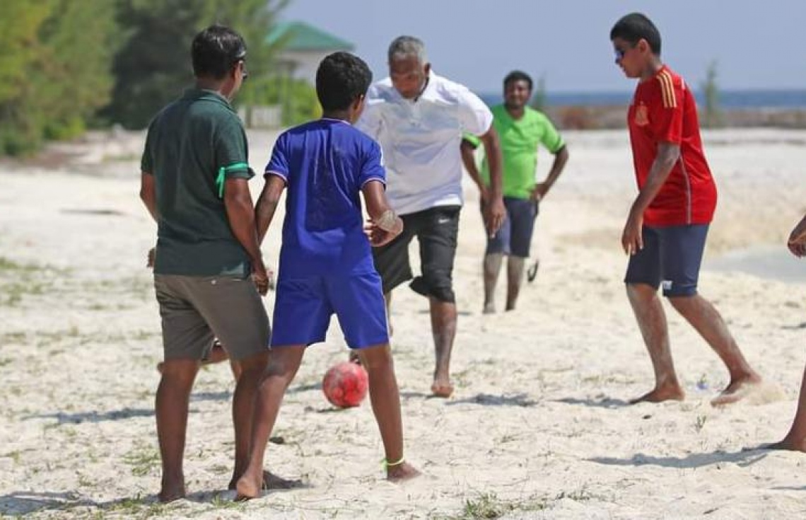 ޑރ. މުހައްމަދު މުއިއްޒު ކުދިންތަކަކާއެކު ފުޓުބޯޅަ ކުޅުއްވަނީ.