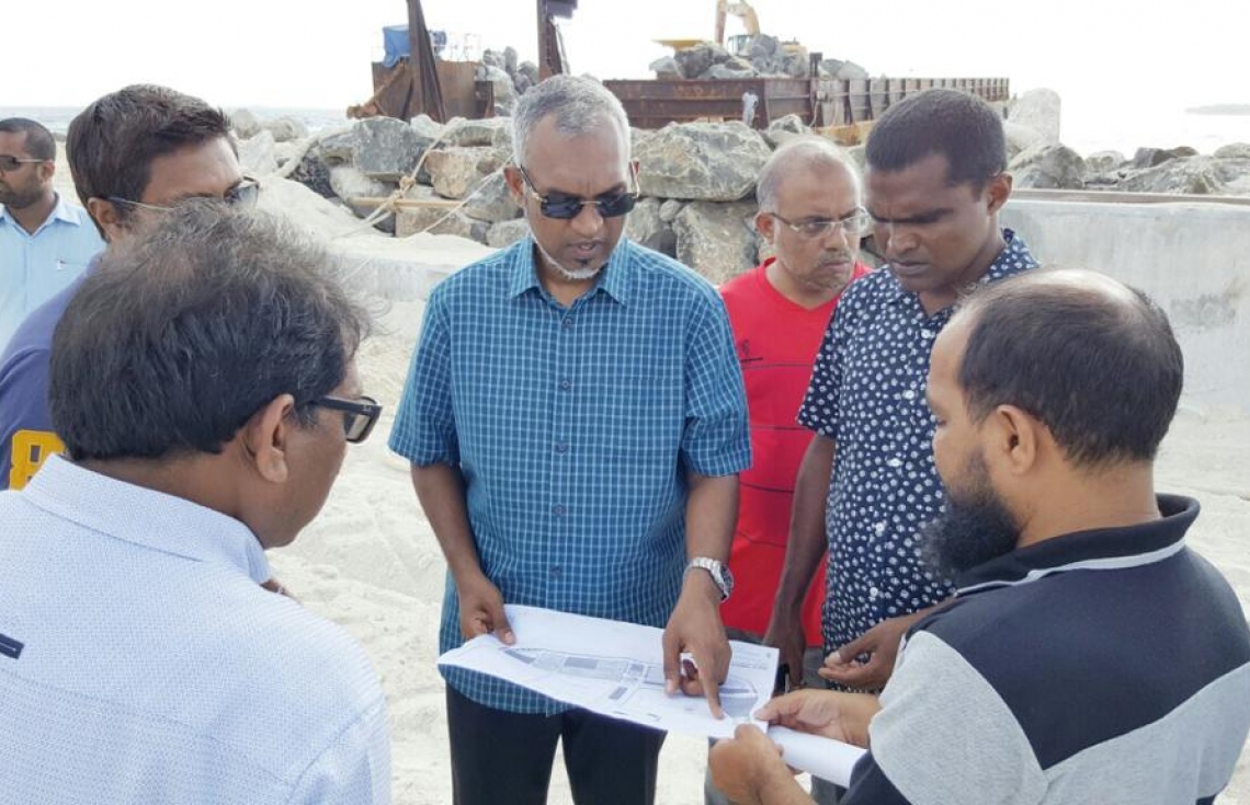 ކުރީގެ ހައުސިން މިނިސްޓަރު ޑރ. މުއިއްޒުގެ މޭސްތިރިކަމުގައި ހިންގި މަޝްރޫއެއްގެ ތަފުސީލު ބައްލަވައި އިރުޝާދު ދެއްވަނީ: ޔާމީންގެ ވެރިކަމުގައި އެންމެ މުހިންމު އެއް މަސައްކަތްތަކެއް ކުރެއްވީ އޭނާ.