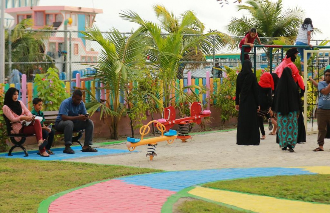 ކުރީގެ ރައީސް ޔާމީންގެ ވެރިކަމުގައި މާލޭގެ ހެދި ޕާކެއްގައި ކުޑަކުދިން ކުޅެނީ: މާލޭގައި ހިތްގައިމު ޕާކުތަކާއި މައިޒާންތައް ހެދުމަކީ ސީދާ މުއިއްޒުގެ އިސްނެގުމެއް.