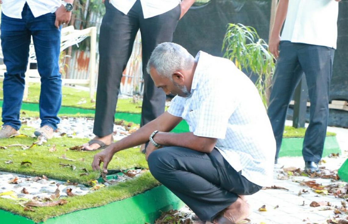 ޑރ. މުހައްމަދު މުއިއްޒު ހައުސިން މިނިސްޓަރު ކަމުގައި ހުންނެވި ކުރިއަށް ދިޔަ މަޝްރޫއެއްގެ މަސައްކަތް ކުރިއަށްދާ ގޮތް ބައްލަވާ ލައްވަނީ: ޕީޕީއެމްގެ ފަރާތުން މާލޭ މޭޔަރު ކަމަށް ވާދަ ކުރައްވާ ކެނޑިޑޭޓް މުއިއްޒު ސަރުކާރާ ގުޅިގެން މަސައްކަތް ކުރައްވާނެ ކަމަށް ވިދާޅުވި.