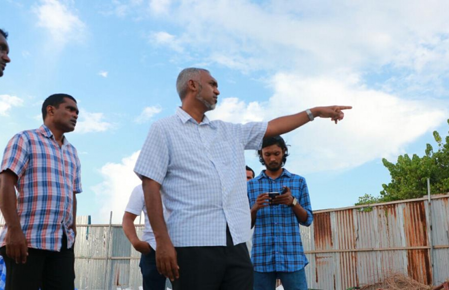 ޑރ. މުއިއްޒު ހައުސިން މިނިސްޓަރު ކަމުގައި ހުންނެވި ކުރިއަށް ދިޔަ މަޝްރޫއެއްގެ މަސައްކަތް ކުރިއަށް ގެންދާ ގޮތް ބައްލަވައި އިރުޝާދު ދެއްވަނީ.