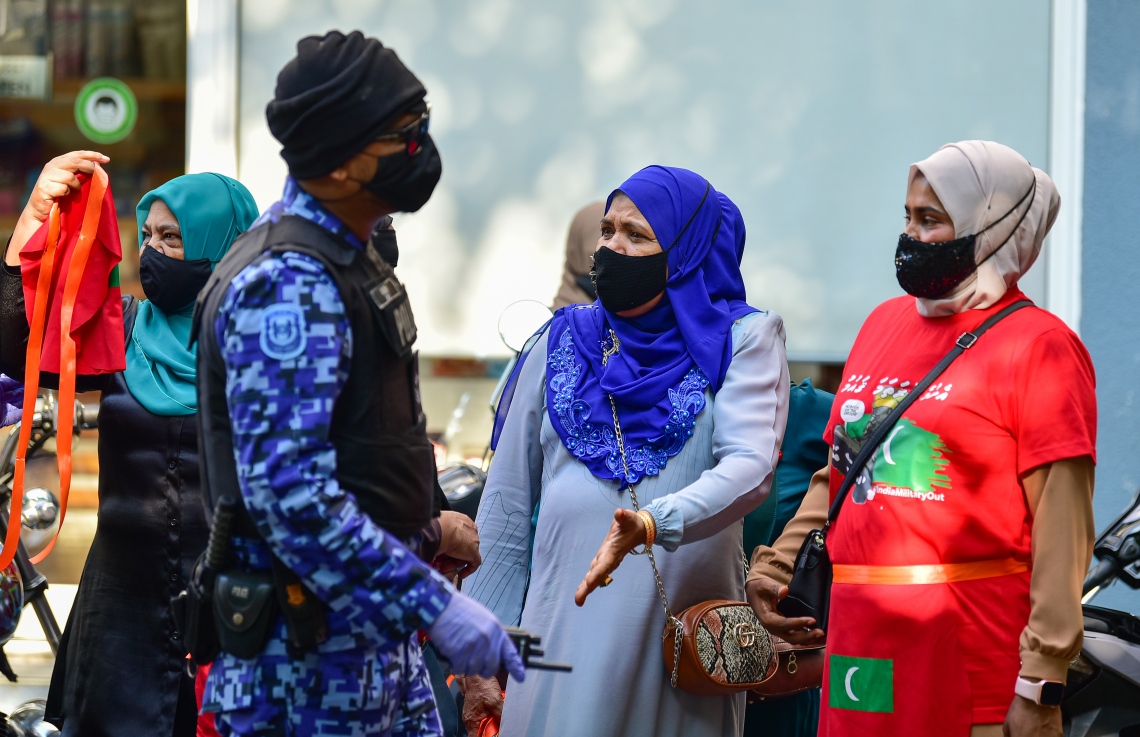 މާލެ، އޭޕްރީލް 2، 2021- އިދިކޮޅު ޕީޕީއެމް/ޕީއެންސީން މާލޭގައި މިއަދު ކުރި މުޒާހަރާ ހުއްޓުވަން އުޅުނު ފުލުހަކާ، މުޒާހަރާގެ ބައިވެރިންތަކެއް ވާހަކަ ދައްކަނީ: މިއަދުގެ މުޒާހަރާގައި ވަނީ ކުޑަކުދިންނަށް ކުރާ ޖިންސީ އަނިޔާ އާއި ރޭޕްކުރުމާ ދެކޮޅަށް ސަރުކާރުން އެކަށީގެންވާ ފިޔަވަލުތައް ނާޅާ ކަމަށް ބުނެ އެކަން ބަދަލުކުރުމަށް އަޑު އުފުލާފައި.---ފޮޓޯ: އަހުމަދު އަވްޝަން/މިހާރު