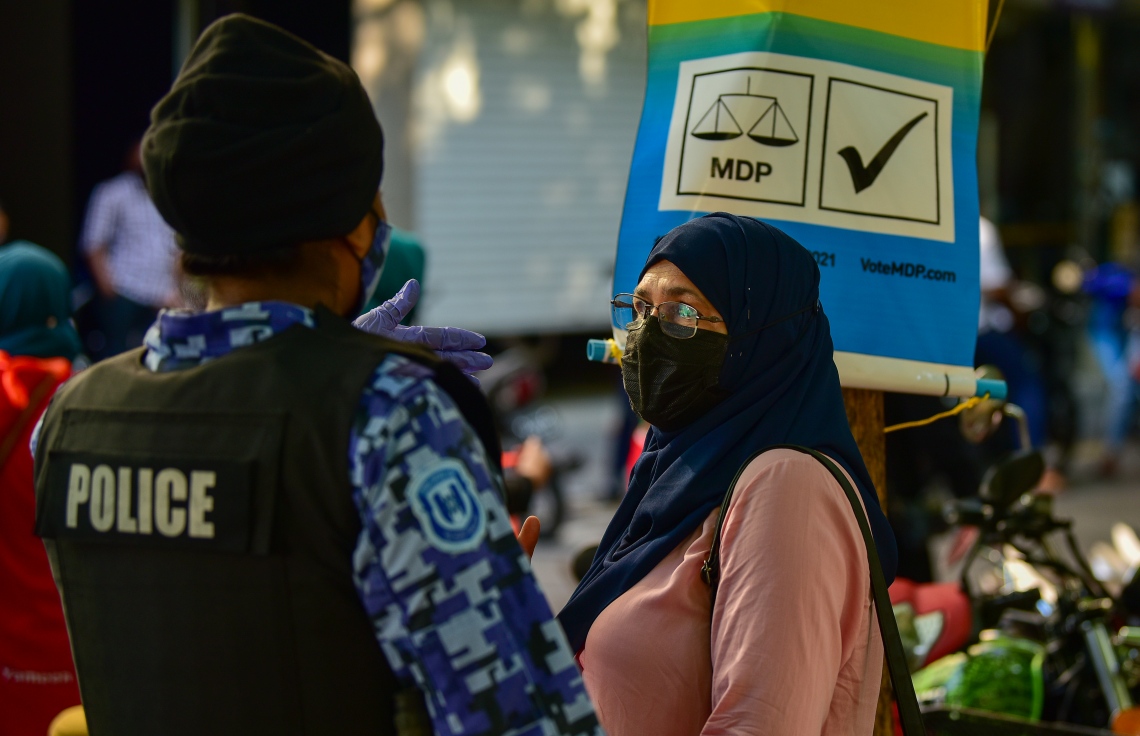 މާލެ، އޭޕްރީލް 2، 2021- އިދިކޮޅު ޕީޕީއެމް/ޕީއެންސީން މާލޭގައި މިއަދު ކުރި މުޒާހަރާ ހުއްޓުވަން އުޅުނު ފުލުހަކާ، މުޒާހަރާގެ ބައިވެރިއަކު ވާހަކަ ދައްކަނީ: މިއަދުގެ މުޒާހަރާގައި ވަނީ ކުޑަކުދިންނަށް ކުރާ ޖިންސީ އަނިޔާ އާއި ރޭޕްކުރުމާ ދެކޮޅަށް ސަރުކާރުން އެކަށީގެންވާ ފިޔަވަލުތައް ނާޅާ ކަމަށް ބުނެ އެކަން ބަދަލުކުރުމަށް އަޑު އުފުލާފައި.---ފޮޓޯ: އަހުމަދު އަވްޝަން/މިހާރު