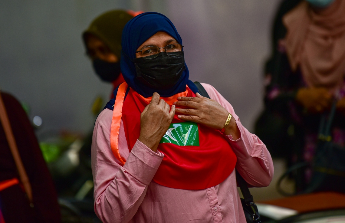 މާލެ، އޭޕްރީލް 2، 2021- އިދިކޮޅު ޕީޕީއެމް/ޕީއެންސީން މާލޭގައި މިއަދު ކުރި މުޒާހަރާގައި އަންހެން ބައިވެރިއަކު މަޑުކޮށްލައިގެން.---ފޮޓޯ: އަހުމަދު އަވްޝަން/މިހާރު