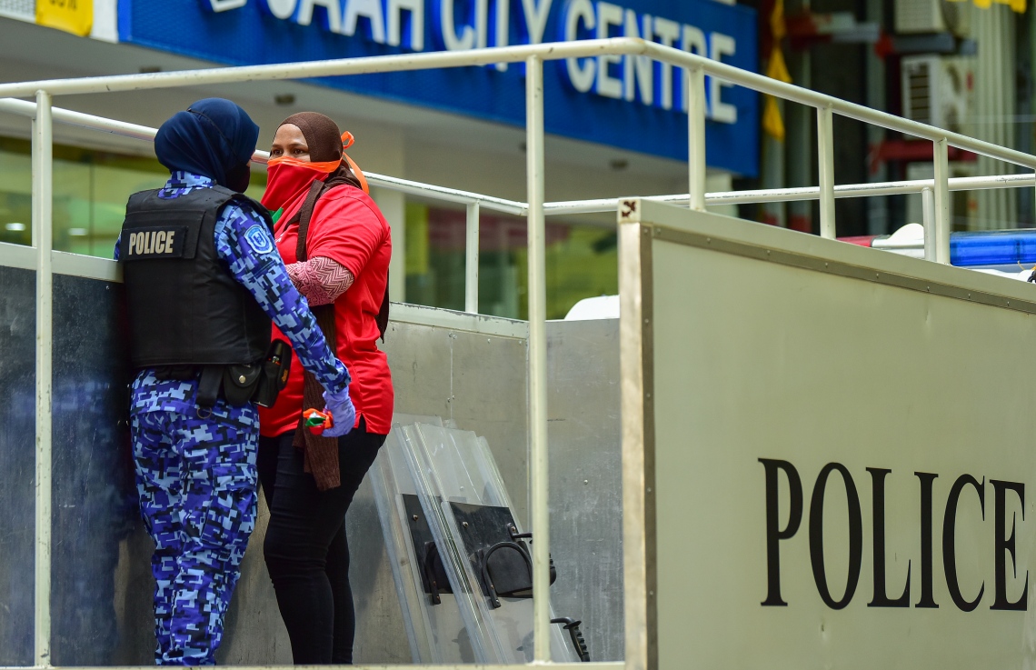 މާލެ، އޭޕްރީލް 2، 2021- އިދިކޮޅު ޕީޕީއެމް/ޕީއެންސީން މާލޭގައި މިއަދު ކުރި މުޒާހަރާގެ ތެރެއިން އަންހެނަކު ފުުލުހުންގެ ވެހިކަލަކަށް އަރުވާފައިވާއިރު އޭނާގެ ކައިރީގައި އަންހެން ފުލުހަކު މަޑުކޮށްލައިގެން: މިއަދުގެ މުޒާހަރާގައި ވަނީ ކުޑަކުދިންނަށް ކުރާ ޖިންސީ އަނިޔާ އާއި ރޭޕްކުރުމާ ދެކޮޅަށް ސަރުކާރުން އެކަށީގެންވާ ފިޔަވަލުތައް ނާޅާ ކަމަށް ބުނެ އެކަން ބަދަލުކުރުމަށް އަޑު އުފުލާފައި.---ފޮޓޯ: އަހުމަދު އަވްޝަން/މިހާރު